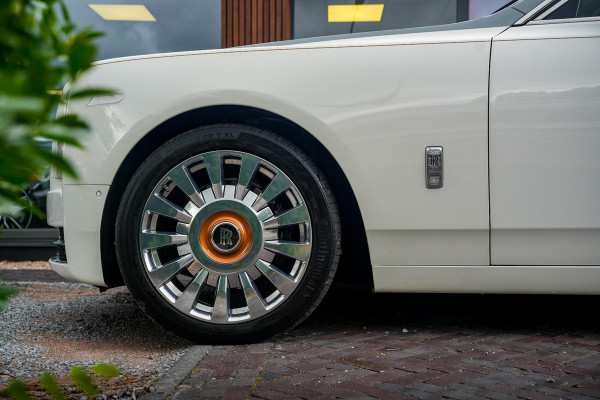Rolls-Royce Phantom 6.7 V12 Starlight Headliner Rear Theatre Individual Rear Seats 22-Inch Polished Wheels