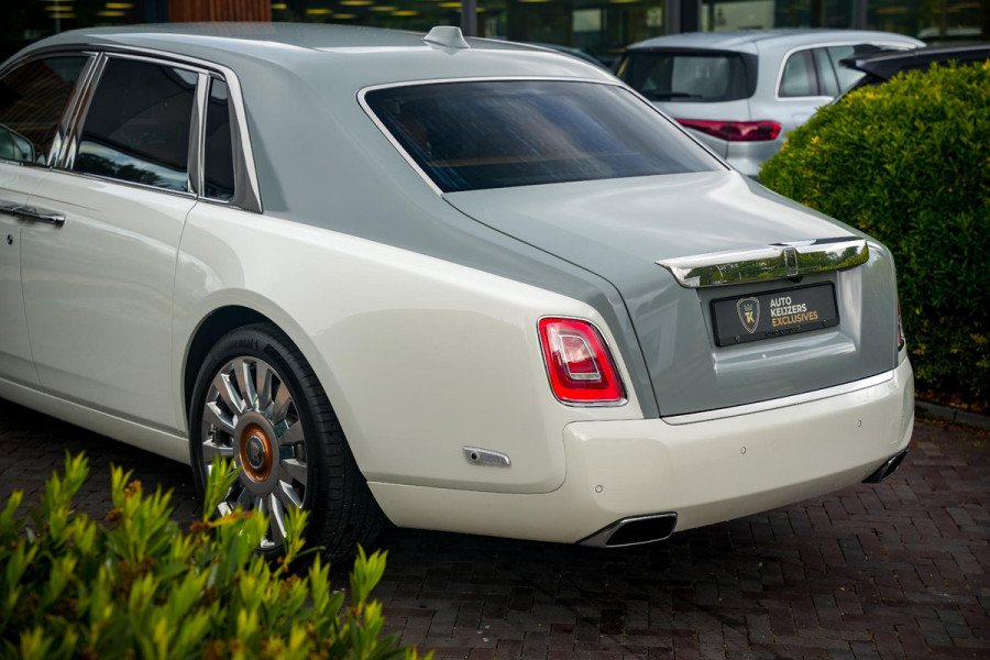 Rolls-Royce Phantom 6.7 V12 Starlight Headliner Rear Theatre Individual Rear Seats 22-Inch Polished Wheels