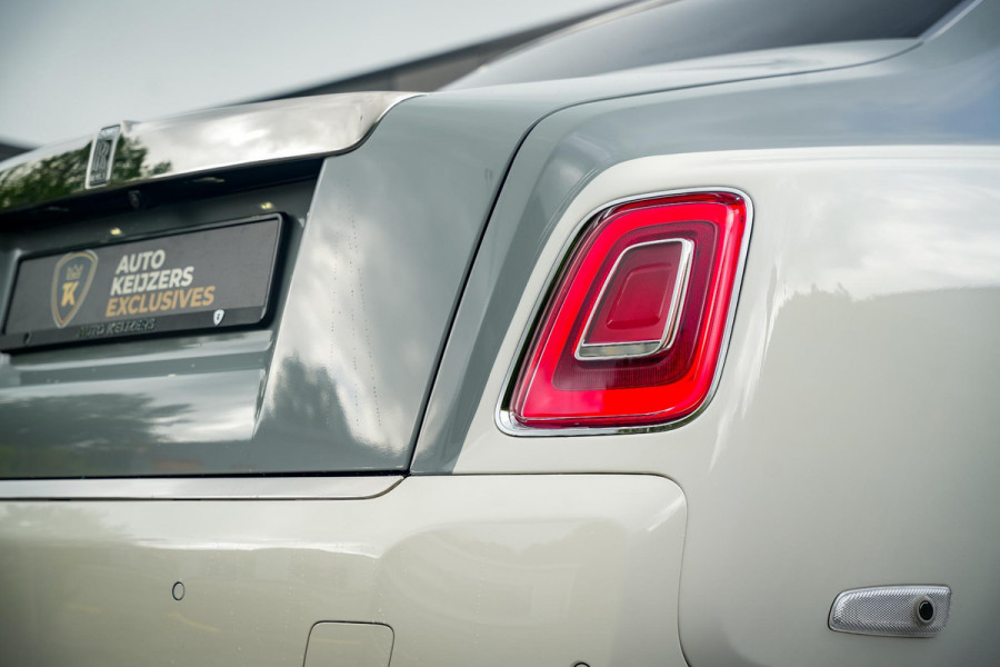 Rolls-Royce Phantom 6.7 V12 Starlight Headliner Rear Theatre Individual Rear Seats 22-Inch Polished Wheels