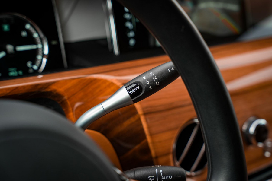 Rolls-Royce Phantom 6.7 V12 Starlight Headliner Rear Theatre Individual Rear Seats 22-Inch Polished Wheels