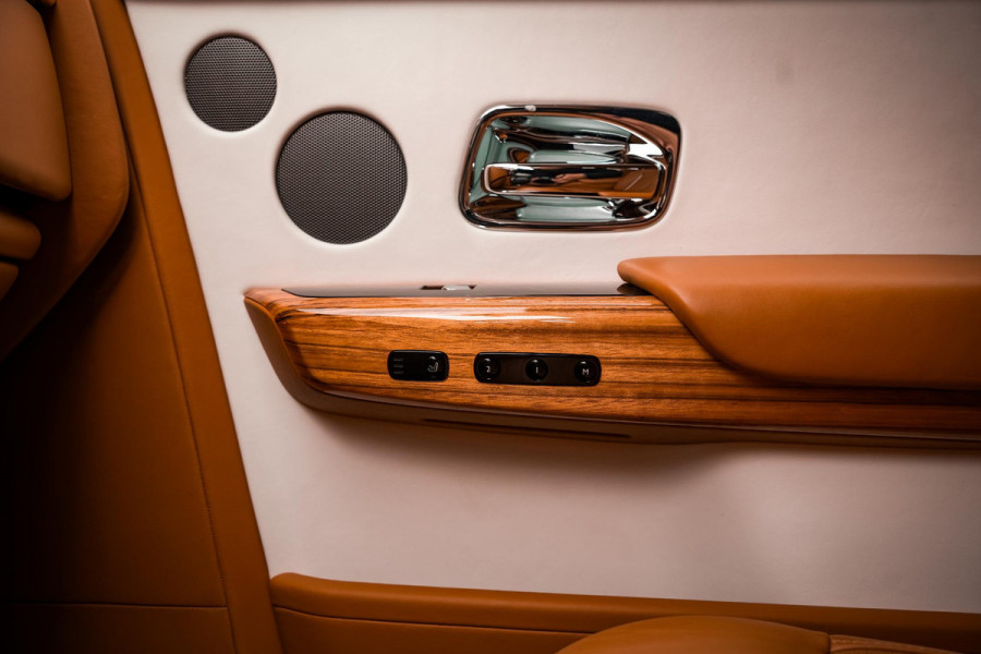 Rolls-Royce Phantom 6.7 V12 Starlight Headliner Rear Theatre Individual Rear Seats 22-Inch Polished Wheels
