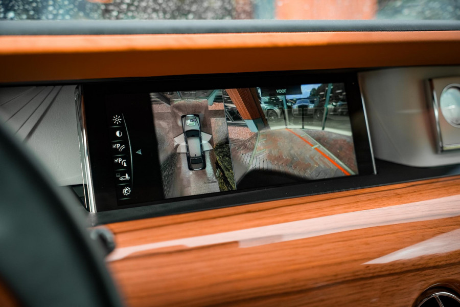 Rolls-Royce Phantom 6.7 V12 Starlight Headliner Rear Theatre Individual Rear Seats 22-Inch Polished Wheels
