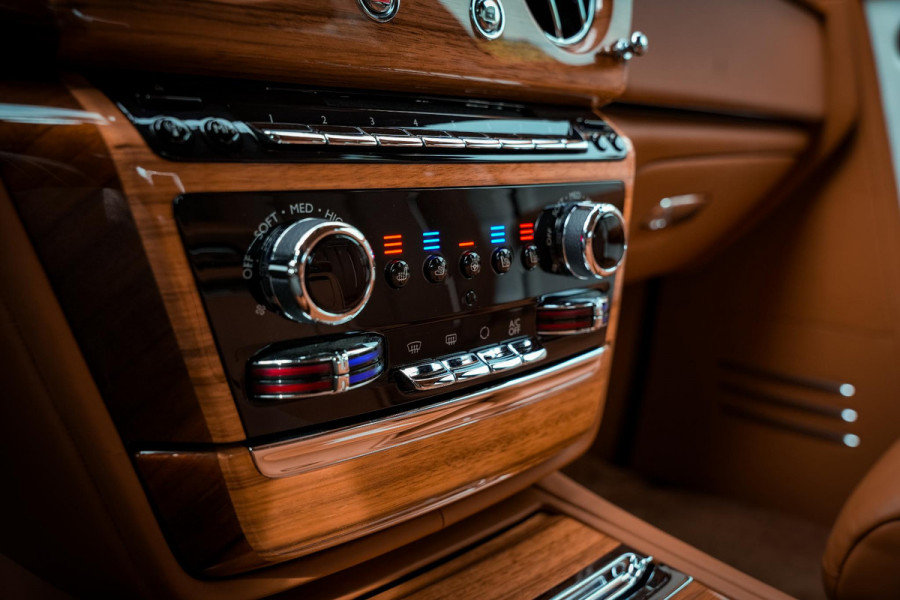 Rolls-Royce Phantom 6.7 V12 Starlight Headliner Rear Theatre Individual Rear Seats 22-Inch Polished Wheels
