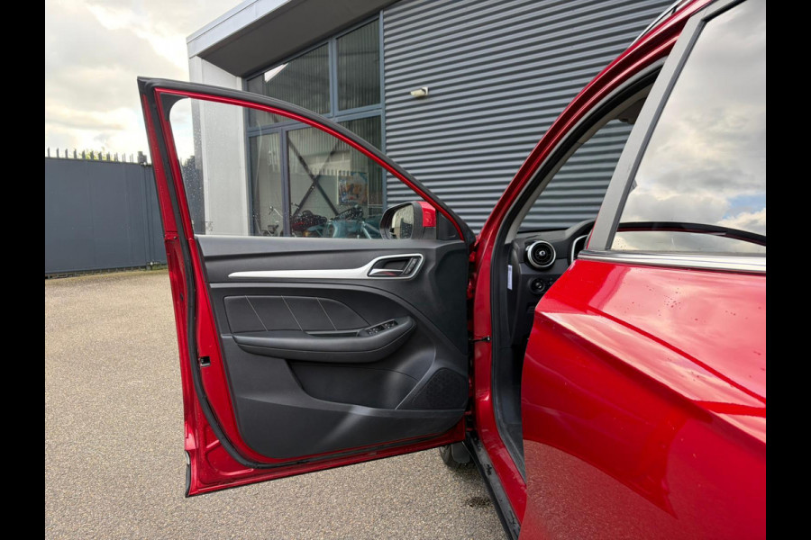 MG Mg Zs EV Luxury 45 kWh SOH 94% | ORIGINEEL NL AUTO | KEURIG NETJES ONDERHOUDEN | 18 INCH VELGEN + ALL SEASON BANDEN | PANO | LEER | STOELVERWARMING | FULL OPTIONS | RIJKLAAR PRIJS MET 12 MND BOVAG GARANTIE