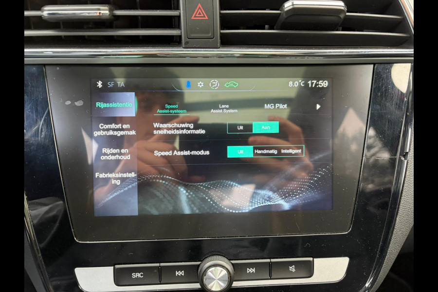 MG Mg Zs EV Luxury 45 kWh SOH 94% | ORIGINEEL NL AUTO | KEURIG NETJES ONDERHOUDEN | 18 INCH VELGEN + ALL SEASON BANDEN | PANO | LEER | STOELVERWARMING | FULL OPTIONS | RIJKLAAR PRIJS MET 12 MND BOVAG GARANTIE