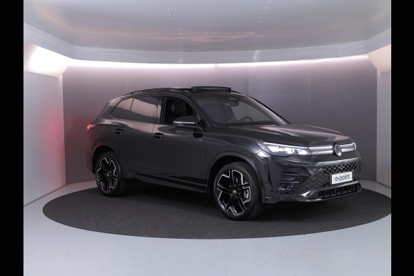 Volkswagen Tiguan 1.5 eHybrid R-Line Edition 272 pk Automaat (DSG) | Verlengde garantie | Navigatie | Panoramadak | Trekhaak (wegklapbaar) | Parkeersensoren (Park assist) | Rondomzicht camera| Lederen bekleding | Stoelverwarming v/a | R-Line |