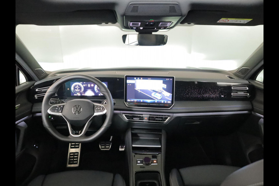 Volkswagen Tiguan 1.5 eHybrid R-Line Edition 272 pk Automaat (DSG) | Verlengde garantie | Navigatie | Panoramadak | Trekhaak (wegklapbaar) | Parkeersensoren (Park assist) | Rondomzicht camera| Lederen bekleding | Stoelverwarming v/a | R-Line |