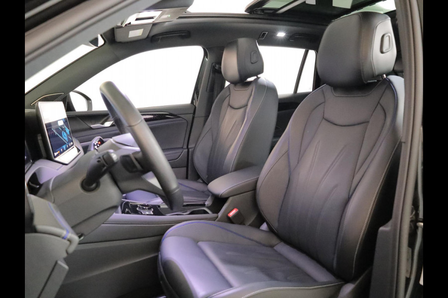 Volkswagen Tiguan 1.5 eHybrid R-Line Edition 272 pk Automaat (DSG) | Verlengde garantie | Navigatie | Panoramadak | Trekhaak (wegklapbaar) | Parkeersensoren (Park assist) | Rondomzicht camera| Lederen bekleding | Stoelverwarming v/a | R-Line |