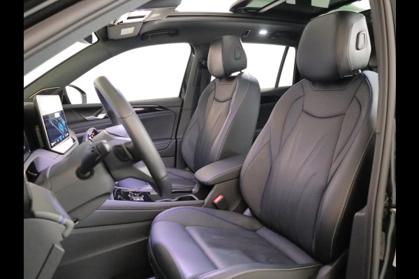 Volkswagen Tiguan 1.5 eHybrid R-Line Edition 272 pk Automaat (DSG) | Verlengde garantie | Navigatie | Panoramadak | Trekhaak (wegklapbaar) | Parkeersensoren (Park assist) | Rondomzicht camera| Lederen bekleding | Stoelverwarming v/a | R-Line |