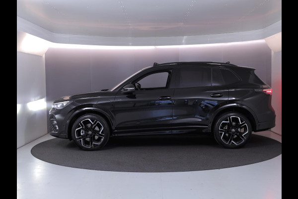 Volkswagen Tiguan 1.5 eHybrid R-Line Edition 272 pk Automaat (DSG) | Verlengde garantie | Navigatie | Panoramadak | Trekhaak (wegklapbaar) | Parkeersensoren (Park assist) | Rondomzicht camera| Lederen bekleding | Stoelverwarming v/a | R-Line |
