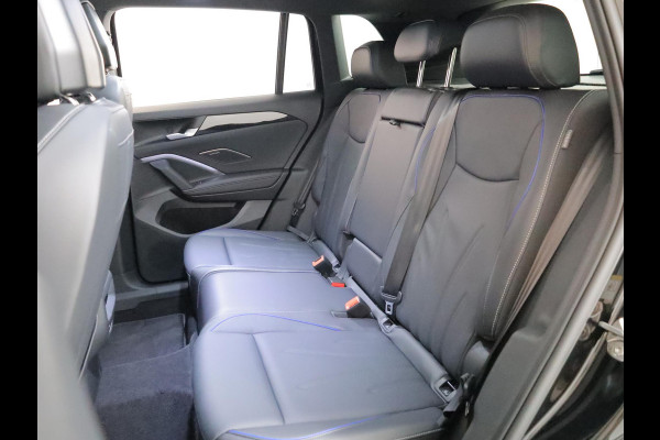 Volkswagen Tiguan 1.5 eHybrid R-Line Edition 272 pk Automaat (DSG) | Verlengde garantie | Navigatie | Panoramadak | Trekhaak (wegklapbaar) | Parkeersensoren (Park assist) | Rondomzicht camera| Lederen bekleding | Stoelverwarming v/a | R-Line |