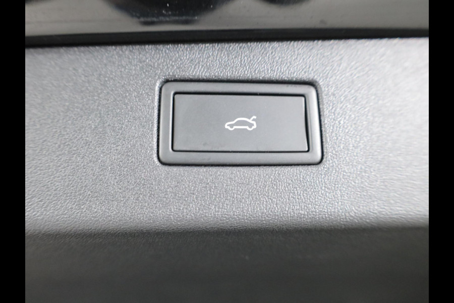 Volkswagen Tiguan 1.5 eHybrid R-Line Edition 272 pk Automaat (DSG) | Verlengde garantie | Navigatie | Panoramadak | Trekhaak (wegklapbaar) | Parkeersensoren (Park assist) | Rondomzicht camera| Lederen bekleding | Stoelverwarming v/a | R-Line |