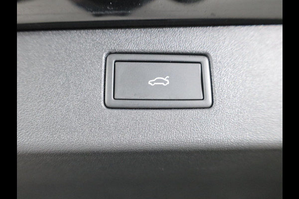 Volkswagen Tiguan 1.5 eHybrid R-Line Edition 272 pk Automaat (DSG) | Verlengde garantie | Navigatie | Panoramadak | Trekhaak (wegklapbaar) | Parkeersensoren (Park assist) | Rondomzicht camera| Lederen bekleding | Stoelverwarming v/a | R-Line |