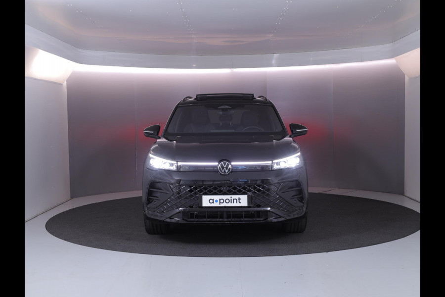 Volkswagen Tiguan 1.5 eHybrid R-Line Edition 272 pk Automaat (DSG) | Verlengde garantie | Navigatie | Panoramadak | Trekhaak (wegklapbaar) | Parkeersensoren (Park assist) | Rondomzicht camera| Lederen bekleding | Stoelverwarming v/a | R-Line |