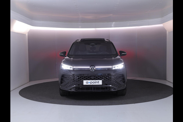 Volkswagen Tiguan 1.5 eHybrid R-Line Edition 272 pk Automaat (DSG) | Verlengde garantie | Navigatie | Panoramadak | Trekhaak (wegklapbaar) | Parkeersensoren (Park assist) | Rondomzicht camera| Lederen bekleding | Stoelverwarming v/a | R-Line |