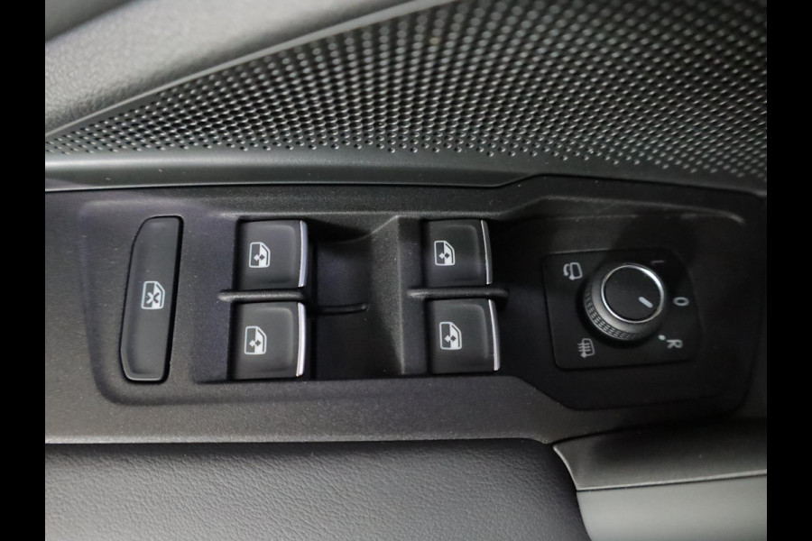 Volkswagen Tiguan 1.5 eHybrid R-Line Edition 272 pk Automaat (DSG) | Verlengde garantie | Navigatie | Panoramadak | Trekhaak (wegklapbaar) | Parkeersensoren (Park assist) | Rondomzicht camera| Lederen bekleding | Stoelverwarming v/a | R-Line |
