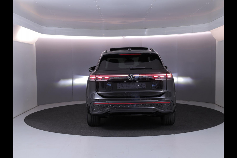 Volkswagen Tiguan 1.5 eHybrid R-Line Edition 272 pk Automaat (DSG) | Verlengde garantie | Navigatie | Panoramadak | Trekhaak (wegklapbaar) | Parkeersensoren (Park assist) | Rondomzicht camera| Lederen bekleding | Stoelverwarming v/a | R-Line |