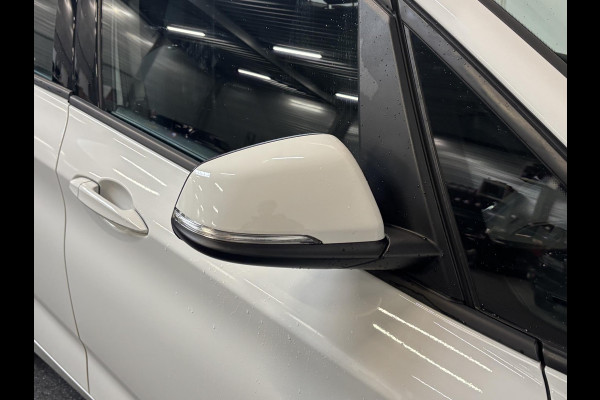 BMW 2 Serie Active Tourer 218i Corporate Lease Executive Navigatie Airco Cruise Control Lichtmetalenvelgen Parkeersensoren