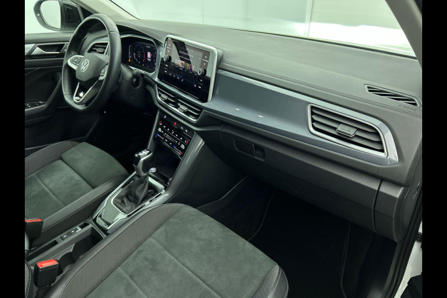 Volkswagen T-Roc 1.5 TSI 150pk DSG / Automaat Style two tone Navigatie Apple Carplay/Android Auto Parkeersensoren Camera Adaptive Cruise Control Blind Spot Assist Park Assist Stoel- en stuurverwarming Elektrische achterklep LED-koplampen