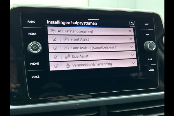 Volkswagen T-Roc 1.5 TSI 150pk DSG / Automaat Style two tone Navigatie Apple Carplay/Android Auto Parkeersensoren Camera Adaptive Cruise Control Blind Spot Assist Park Assist Stoel- en stuurverwarming Elektrische achterklep LED-koplampen