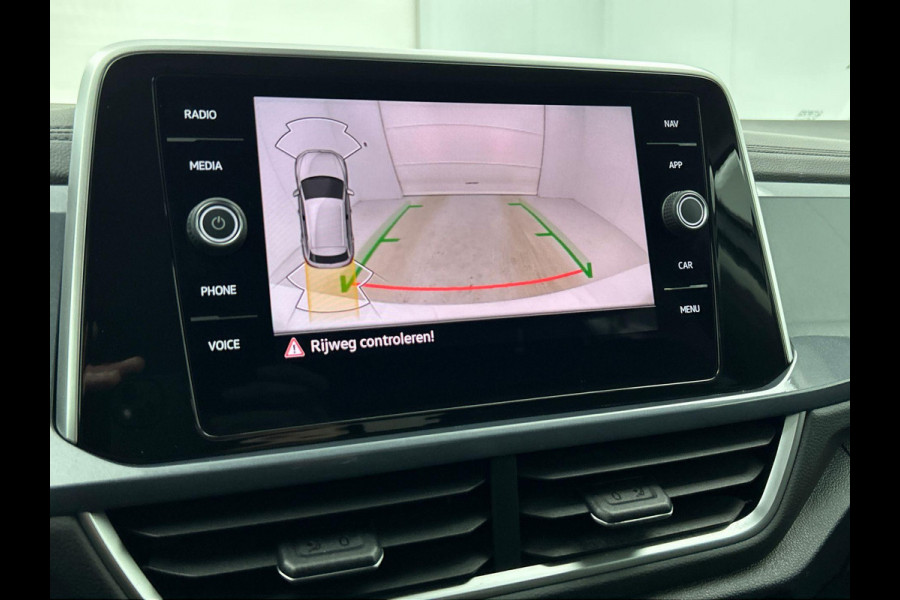 Volkswagen T-Roc 1.5 TSI 150pk DSG / Automaat Style two tone Navigatie Apple Carplay/Android Auto Parkeersensoren Camera Adaptive Cruise Control Blind Spot Assist Park Assist Stoel- en stuurverwarming Elektrische achterklep LED-koplampen