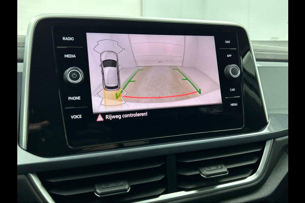 Volkswagen T-Roc 1.5 TSI 150pk DSG / Automaat Style two tone Navigatie Apple Carplay/Android Auto Parkeersensoren Camera Adaptive Cruise Control Blind Spot Assist Park Assist Stoel- en stuurverwarming Elektrische achterklep LED-koplampen