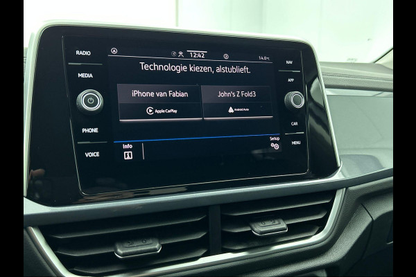 Volkswagen T-Roc 1.5 TSI 150pk DSG / Automaat Style two tone Navigatie Apple Carplay/Android Auto Parkeersensoren Camera Adaptive Cruise Control Blind Spot Assist Park Assist Stoel- en stuurverwarming Elektrische achterklep LED-koplampen