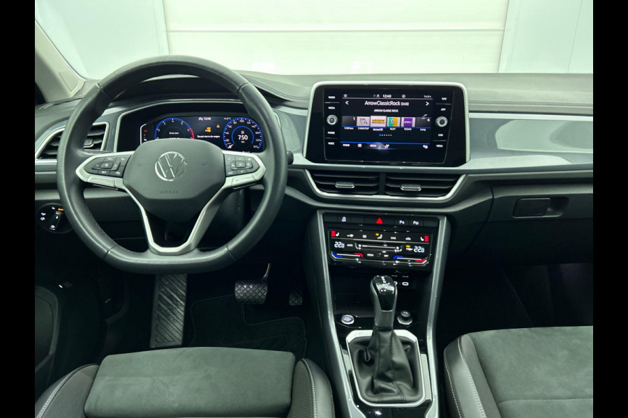 Volkswagen T-Roc 1.5 TSI 150pk DSG / Automaat Style two tone Navigatie Apple Carplay/Android Auto Parkeersensoren Camera Adaptive Cruise Control Blind Spot Assist Park Assist Stoel- en stuurverwarming Elektrische achterklep LED-koplampen