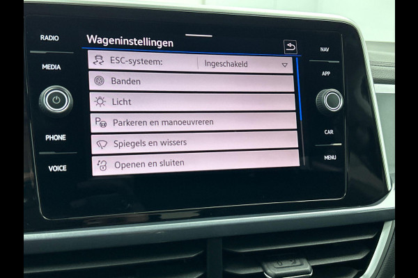 Volkswagen T-Roc 1.5 TSI 150pk DSG / Automaat Style two tone Navigatie Apple Carplay/Android Auto Parkeersensoren Camera Adaptive Cruise Control Blind Spot Assist Park Assist Stoel- en stuurverwarming Elektrische achterklep LED-koplampen
