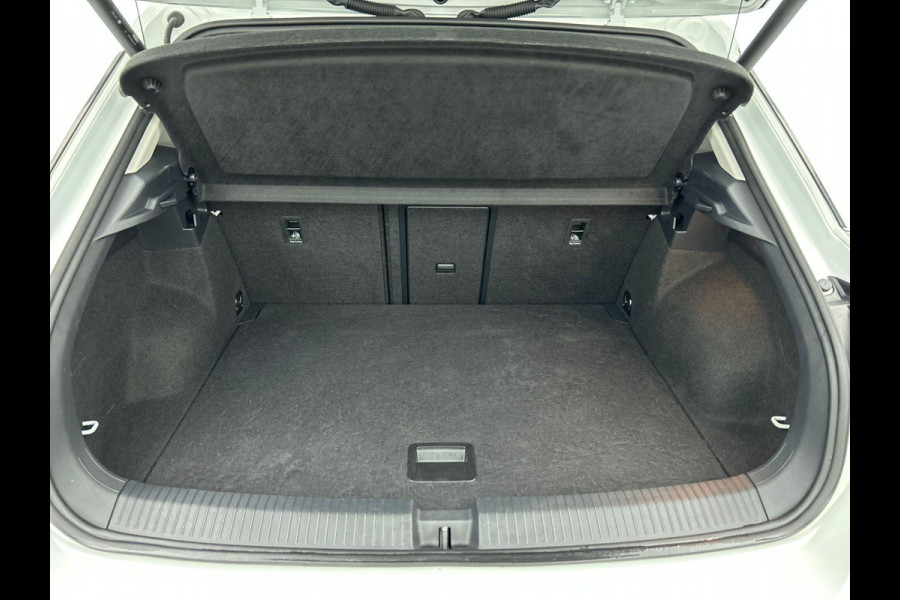 Volkswagen T-Roc 1.5 TSI 150pk DSG / Automaat Style two tone Navigatie Apple Carplay/Android Auto Parkeersensoren Camera Adaptive Cruise Control Blind Spot Assist Park Assist Stoel- en stuurverwarming Elektrische achterklep LED-koplampen