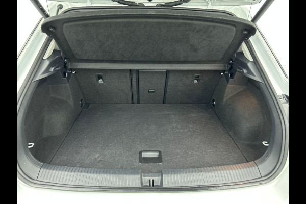 Volkswagen T-Roc 1.5 TSI 150pk DSG / Automaat Style two tone Navigatie Apple Carplay/Android Auto Parkeersensoren Camera Adaptive Cruise Control Blind Spot Assist Park Assist Stoel- en stuurverwarming Elektrische achterklep LED-koplampen