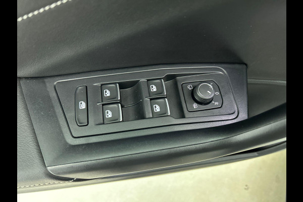 Volkswagen T-Roc 1.5 TSI 150pk DSG / Automaat Style two tone Navigatie Apple Carplay/Android Auto Parkeersensoren Camera Adaptive Cruise Control Blind Spot Assist Park Assist Stoel- en stuurverwarming Elektrische achterklep LED-koplampen