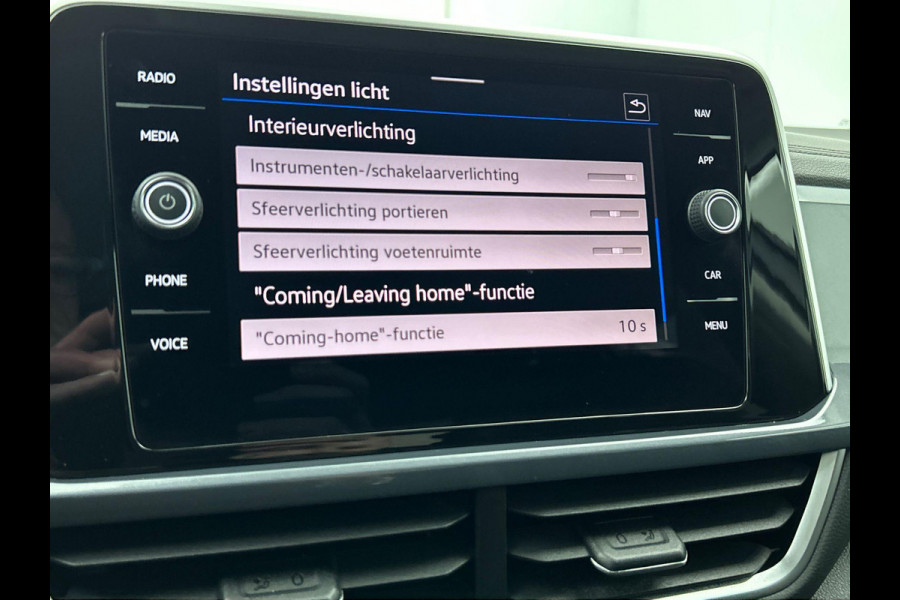 Volkswagen T-Roc 1.5 TSI 150pk DSG / Automaat Style two tone Navigatie Apple Carplay/Android Auto Parkeersensoren Camera Adaptive Cruise Control Blind Spot Assist Park Assist Stoel- en stuurverwarming Elektrische achterklep LED-koplampen