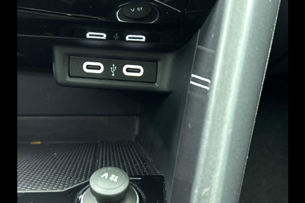 Volkswagen T-Roc 1.5 TSI 150pk DSG / Automaat Style two tone Navigatie Apple Carplay/Android Auto Parkeersensoren Camera Adaptive Cruise Control Blind Spot Assist Park Assist Stoel- en stuurverwarming Elektrische achterklep LED-koplampen
