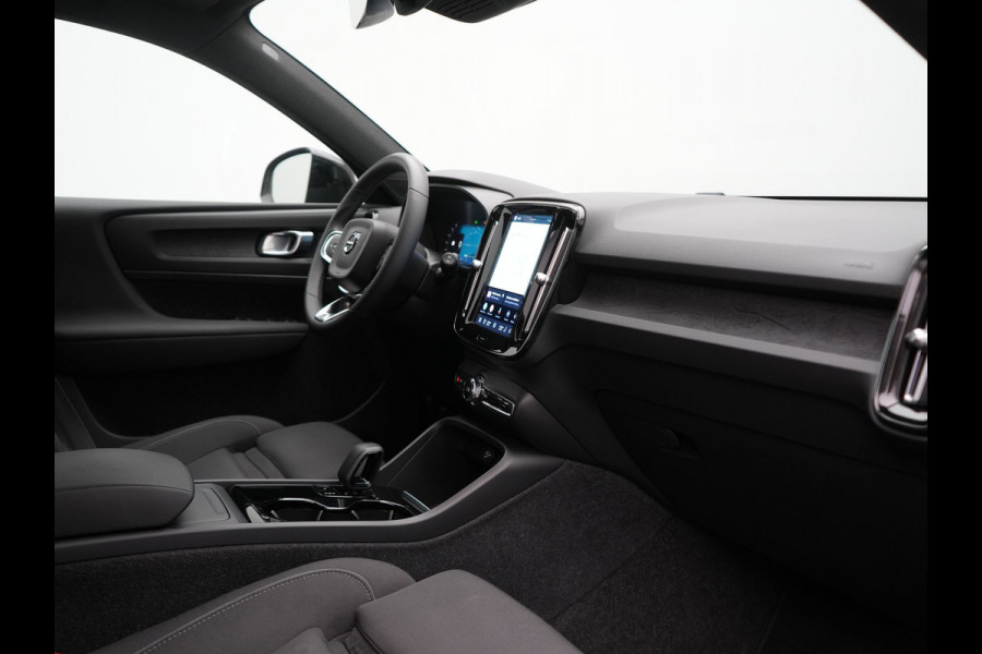 Volvo XC40 Recharge 67 kWh 231pk Dealer O.H. | Trekhaak Af Fabriek | Warmtepomp | Camera | Google Assistent | 19"L.M | Sportstoelen & Stuur Verwarmd | Standkachel | Apple Carplay | Cruise Control | DAB |