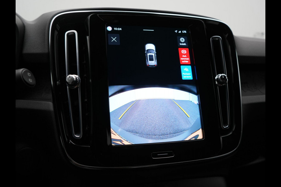 Volvo XC40 Recharge 67 kWh 231pk Dealer O.H. | Trekhaak Af Fabriek | Warmtepomp | Camera | Google Assistent | 19"L.M | Sportstoelen & Stuur Verwarmd | Standkachel | Apple Carplay | Cruise Control | DAB |