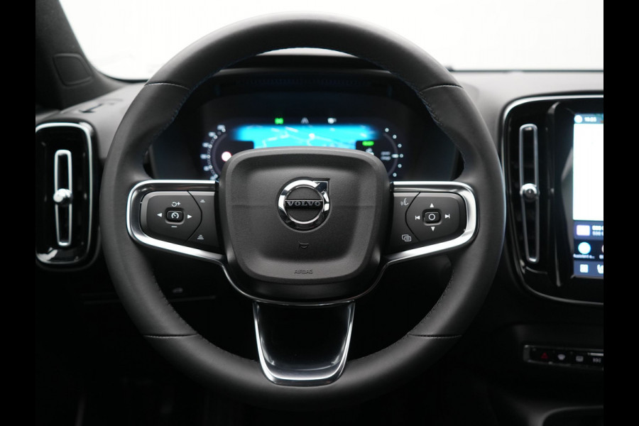 Volvo XC40 Recharge 67 kWh 231pk Dealer O.H. | Trekhaak Af Fabriek | Warmtepomp | Camera | Google Assistent | 19"L.M | Sportstoelen & Stuur Verwarmd | Standkachel | Apple Carplay | Cruise Control | DAB |