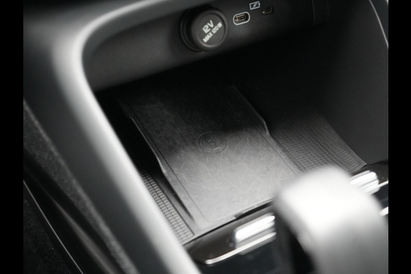 Volvo XC40 Recharge 67 kWh 231pk Dealer O.H. | Trekhaak Af Fabriek | Warmtepomp | Camera | Google Assistent | 19"L.M | Sportstoelen & Stuur Verwarmd | Standkachel | Apple Carplay | Cruise Control | DAB |