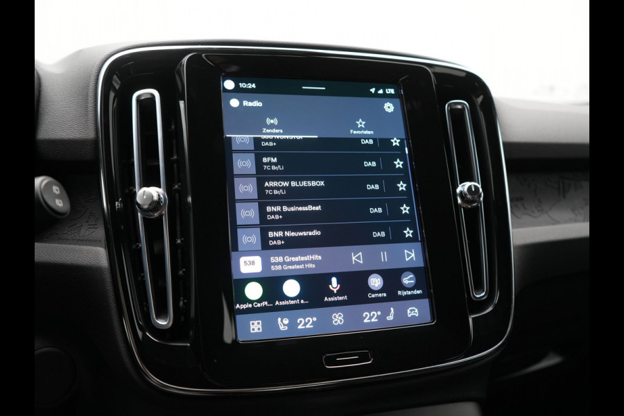 Volvo XC40 Recharge 67 kWh 231pk Dealer O.H. | Trekhaak Af Fabriek | Warmtepomp | Camera | Google Assistent | 19"L.M | Sportstoelen & Stuur Verwarmd | Standkachel | Apple Carplay | Cruise Control | DAB |