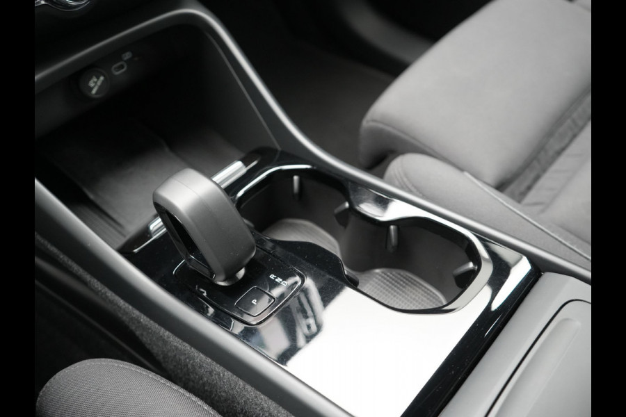 Volvo XC40 Recharge 67 kWh 231pk Dealer O.H. | Trekhaak Af Fabriek | Warmtepomp | Camera | Google Assistent | 19"L.M | Sportstoelen & Stuur Verwarmd | Standkachel | Apple Carplay | Cruise Control | DAB |