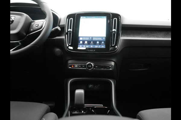 Volvo XC40 Recharge 67 kWh 231pk Dealer O.H. | Trekhaak Af Fabriek | Warmtepomp | Camera | Google Assistent | 19"L.M | Sportstoelen & Stuur Verwarmd | Standkachel | Apple Carplay | Cruise Control | DAB |