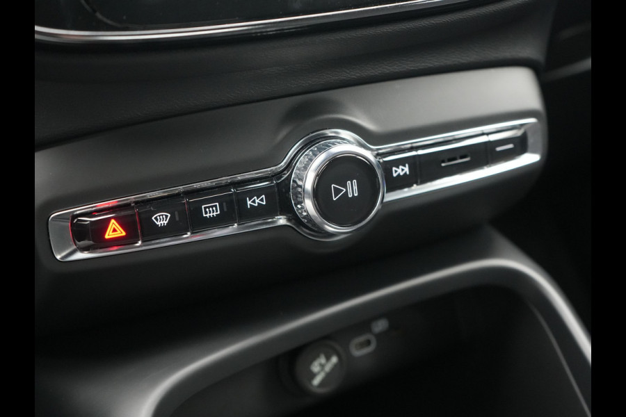Volvo XC40 Recharge 67 kWh 231pk Dealer O.H. | Trekhaak Af Fabriek | Warmtepomp | Camera | Google Assistent | 19"L.M | Sportstoelen & Stuur Verwarmd | Standkachel | Apple Carplay | Cruise Control | DAB |