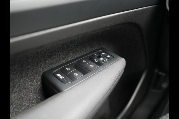 Volvo XC40 Recharge 67 kWh 231pk Dealer O.H. | Trekhaak Af Fabriek | Warmtepomp | Camera | Google Assistent | 19"L.M | Sportstoelen & Stuur Verwarmd | Standkachel | Apple Carplay | Cruise Control | DAB |