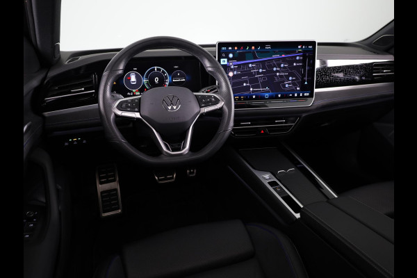 Volkswagen Passat Variant 1.5 eHybrid R-Line Edition 204 PK | Navigatie | Camera | wegklapbare trekhaak | elektrische klep | verlengde garantie