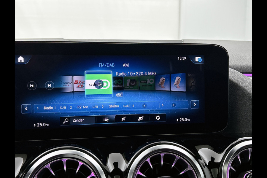 Mercedes-Benz GLA 250 e AMG Plug-In Hybride | Panoramadak | Trekhaak | Sfeerverlichting | Keyless Go | Parkeerpakket met Camera | Inclusief 24 maanden Mercedes-Benz Certified garantie voor Europa.