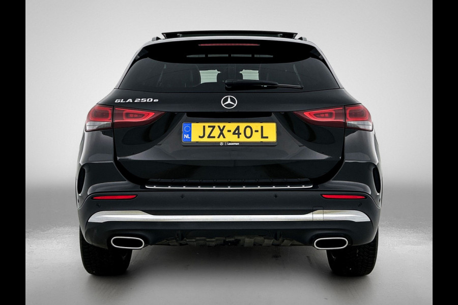 Mercedes-Benz GLA 250 e AMG Plug-In Hybride | Panoramadak | Trekhaak | Sfeerverlichting | Keyless Go | Parkeerpakket met Camera | Inclusief 24 maanden Mercedes-Benz Certified garantie voor Europa.