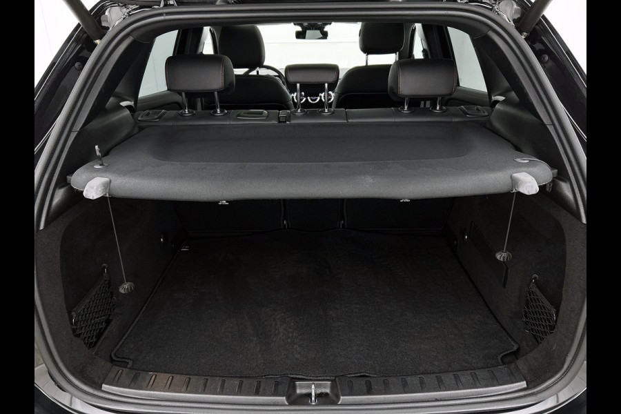 Mercedes-Benz GLA 250 e AMG Plug-In Hybride | Panoramadak | Trekhaak | Sfeerverlichting | Keyless Go | Parkeerpakket met Camera | Inclusief 24 maanden Mercedes-Benz Certified garantie voor Europa.