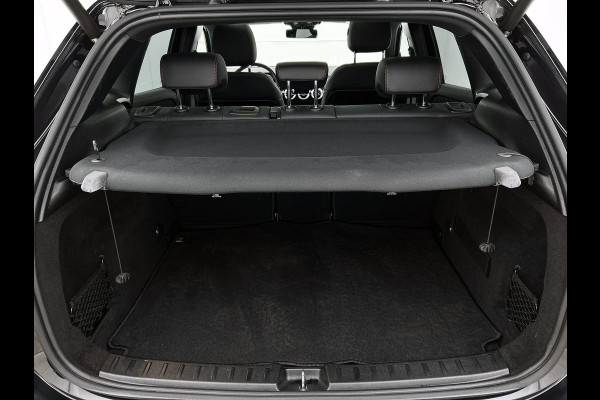 Mercedes-Benz GLA 250 e AMG Plug-In Hybride | Panoramadak | Trekhaak | Sfeerverlichting | Keyless Go | Parkeerpakket met Camera | Inclusief 24 maanden Mercedes-Benz Certified garantie voor Europa.