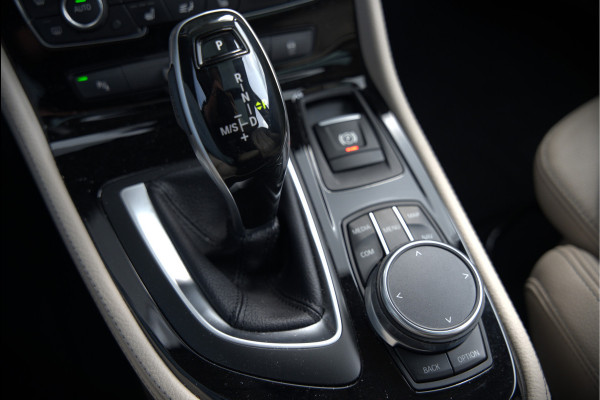 BMW 2 Serie Active Tourer 218i High Executive Luxury Line | Panoramadak | Stoelverwarming | Head-Up Display | Parkeersensoren | Navigatie | Trekhaak | Cruise Control | Climate Control | NAP