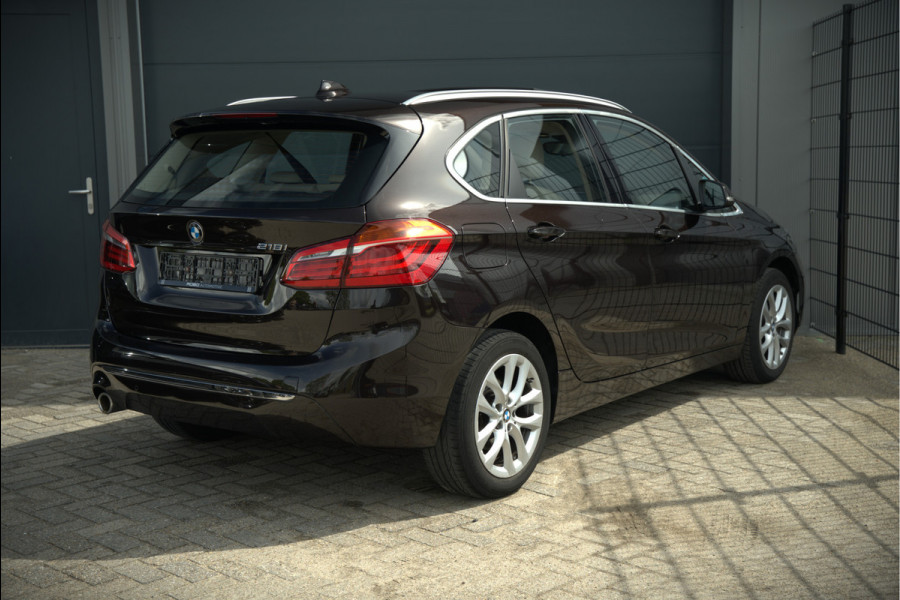 BMW 2 Serie Active Tourer 218i High Executive Luxury Line | Panoramadak | Stoelverwarming | Head-Up Display | Parkeersensoren | Navigatie | Trekhaak | Cruise Control | Climate Control | NAP